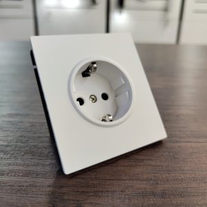 Одинарная розетка с/з белая В-08